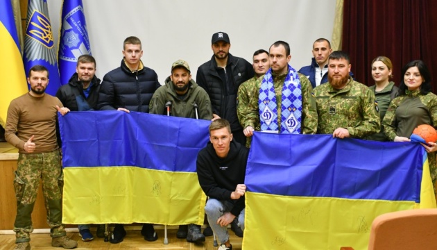 Футболісти «Динамо» відвідали українських захисників у шпиталях