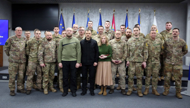 Клименко вручив державні нагороди бійцям полку «Азов»