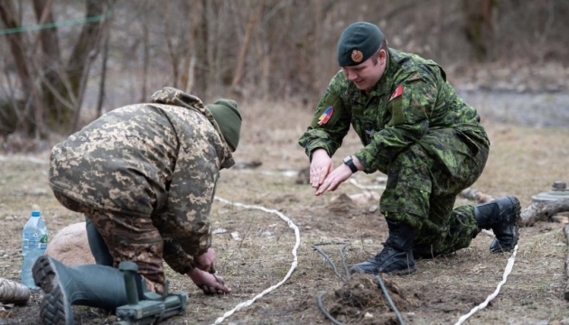 Kanada bildet ukrainische Soldat in Minenräumung in Polen aus