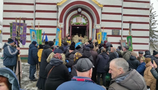 Сутички на Буковині: в ОДА розкритикували попів, які не давали занести в храм труну із загиблим воїном
