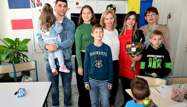 Footballer Malinovskyi meets with Ukrainian refugees in France