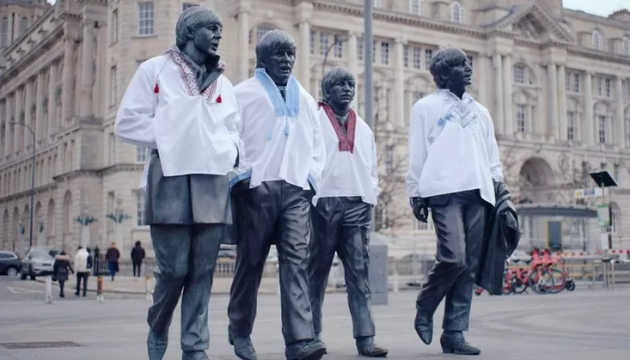 Пам'ятник The Beatles у Ліверпулі одягли у вишиванки