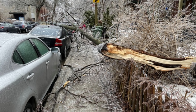 У Канаді внаслідок крижаного шторму загинули двоє людей, понад мільйон - без світла