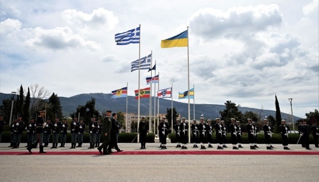 Griechenland bereit, der Ukraine weitere gepanzerte Fahrzeuge, Artilleriegeschosse und Munition zu übergeben