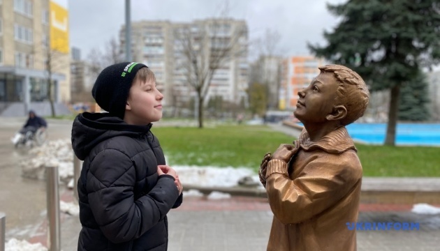 У Львові біля лікарні встановили скульптуру хлопчика, батькові якого пересадили легені
