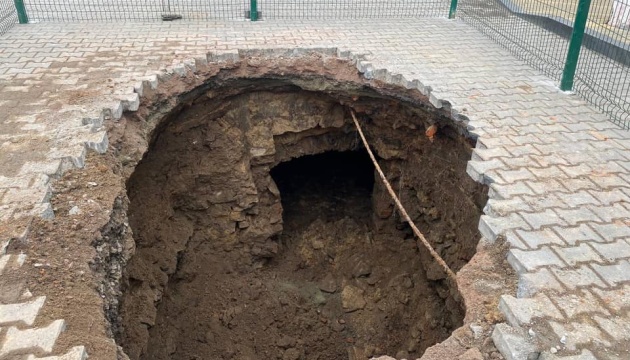 На Житомирщині у проваллі в центрі Звягеля виявили підземну споруду