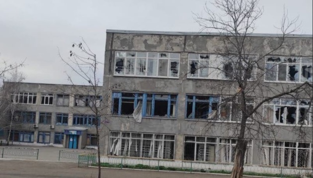 У Маріуполі російські війська пошкодили 90% шкіл