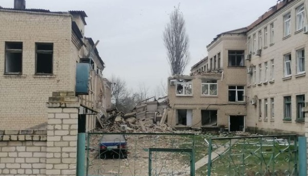 Bombardements ennemis sur la région de Kherson : collège pédagogique endommagé à Beryslav