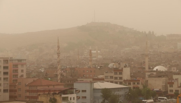 У Туреччині на постраждалі від землетрусів провінції насувається пилова буря