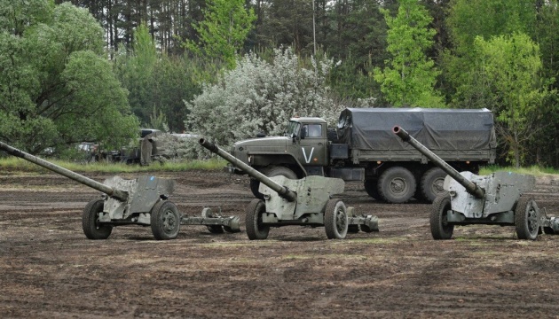 Ukrainische Artilleristen zerstören russische Kanone