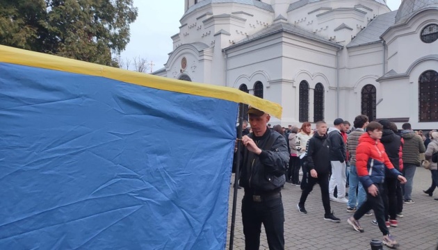 У Кам'янці-Подільському біля собору віряни почали акцію - вимагають переходу до ПЦУ