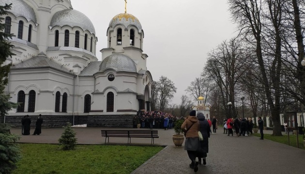 У Кам’янці-Подільському віряни УПЦ МП заблокували вхід до собору, що перейшов до ПЦУ