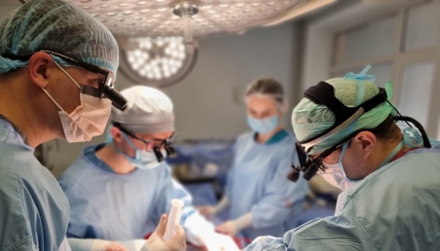 У Франківську кардіохірурги разом із польським професором Зембалою виконали сім складних операцій
