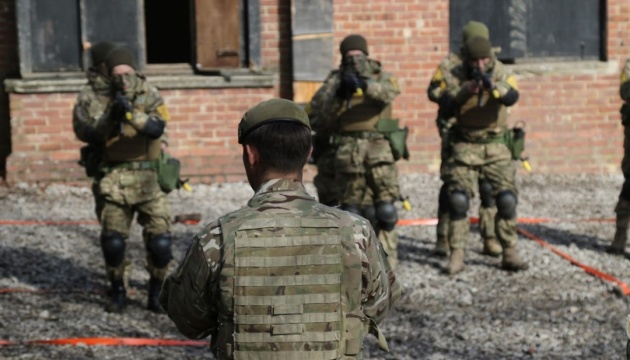 Defense Ministry offers sneak peek into Ukrainian recruits’ training in Britain