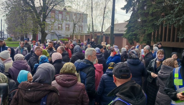 Блокують обрання запобіжного заходу митрополиту: в Черкасах мітингують віряни УПЦ МП
