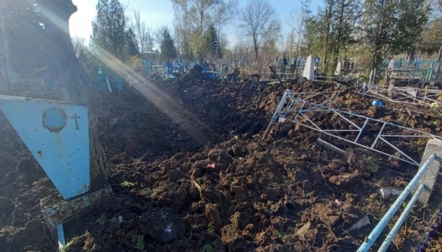 росіяни обстріляли кладовище у Краматорську, зруйновані та пошкоджені 40 могил