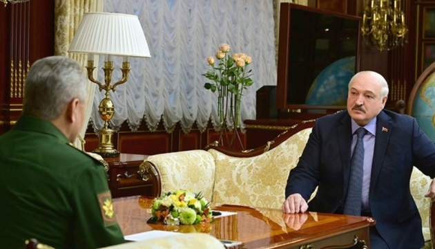 Lukashenko discusses with Russia’s defense chief 