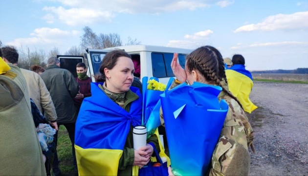 Intercambio a gran escala: Ucrania trae de regreso a otros 100 prisioneros de guerra