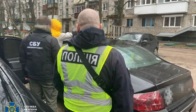 Українські та польські правоохоронці викрили шахраїв, які заробляли на «евакуації» з Бахмута