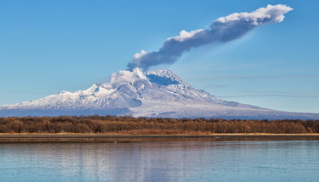 У росії відбулося потужне виверження вулкана Шивелуч