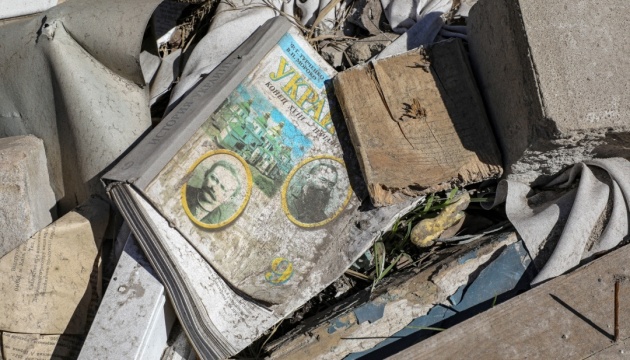 Загарбники позбавили українських книжок ще одну бібліотеку Маріуполя