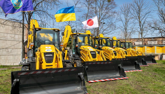 日本、キーウ州イルピンにがれき処理のための建設機械を供与