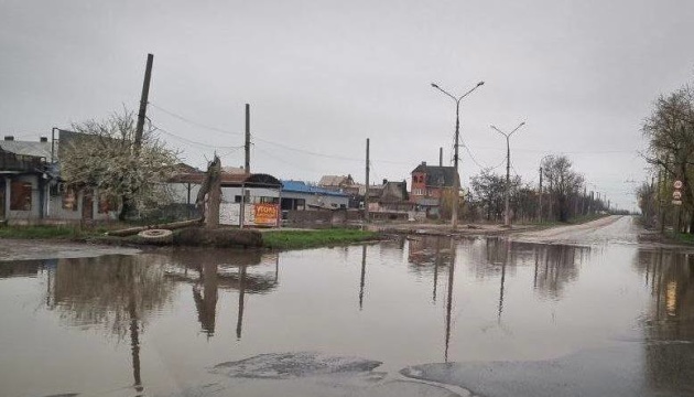 У Маріуполі після дощу затопило квартири і дороги, прорвало каналізацію
