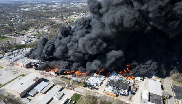 У штаті Індіана сталася пожежа на заводі з переробки сміття, евакуювали тисячі людей