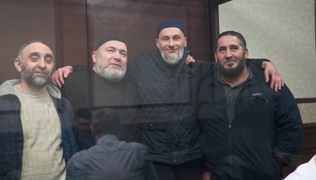 російський суд на три місяці продовжив арешт чотирьом кримським татарам 