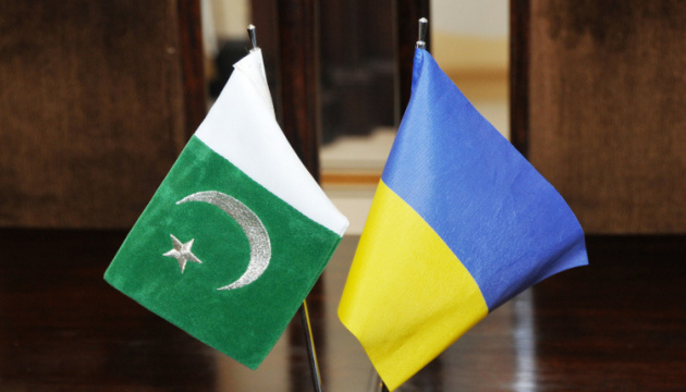 Пакистан надасть Україні 230 контейнерів з військовим спорядженням