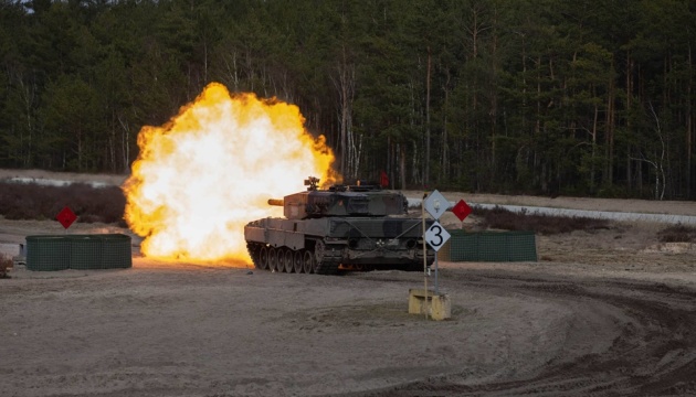 Norwegian instructors training Ukrainian military personnel to operate Leopard tanks