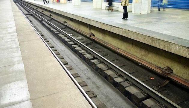 У Києві на станції метро «Дружби народів» чоловік упав на колії