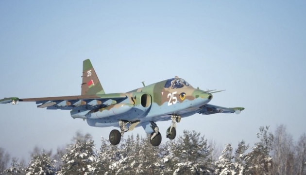 білоруські пілоти Су-25 закінчили підготовку до застосування «спеціальних боєприпасів»