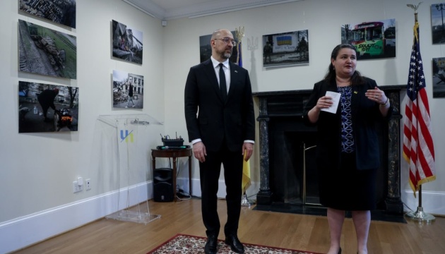 В Українському домі у США відкрили фотовиставку «Бахмут незламний» – Шмигаль