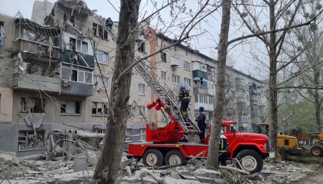 Rubble being cleared away in Slovyansk, casualties rise