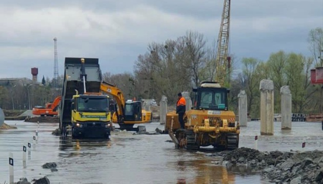 Підтоплення на Київщині: спецтехніка укріплює насип на тимчасовому переїзді до Іванкова