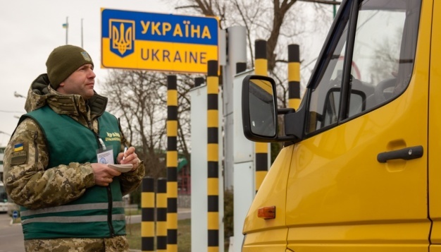 Ukrainian border guards receive handheld X-ray imagers from European partners