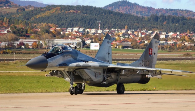Slovensko odovzdalo Ukrajine všetkých 13 sľúbených stíhačiek MiG-29