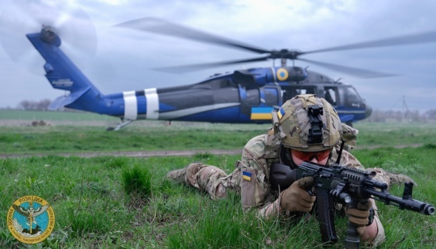 ウクライナの軍情報機関、米国製ヘリ「ブラックホーク」使用を報告
