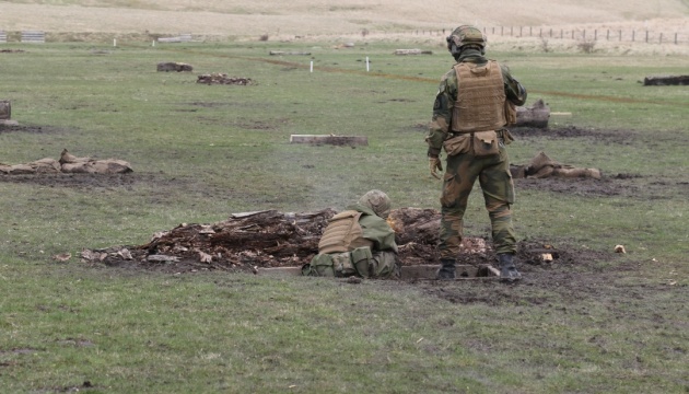 У Британії норвезькі інструктори навчають українських бійців вести вогонь в обороні