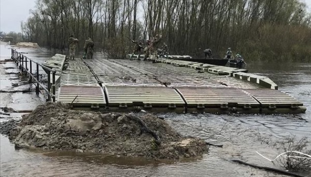 Підтоплення на Київщині: військові встановили понтонну переправу в Іванкові