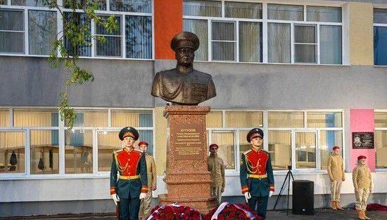 У Маріуполі загарбники встановили пам’ятник генералу рф, який брав участь у захопленні міста