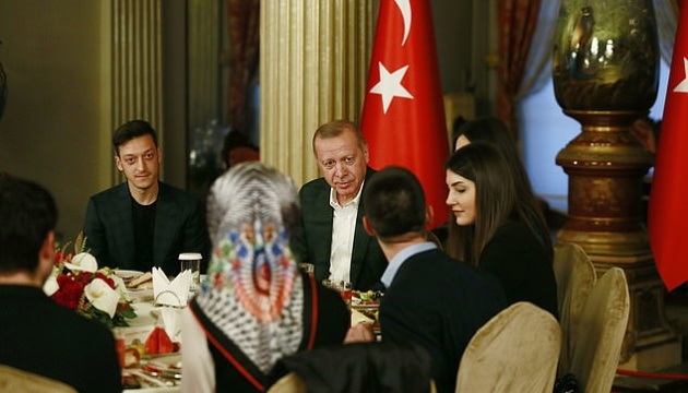 Месут Озіл розпочне політичну кар'єру у Туреччині