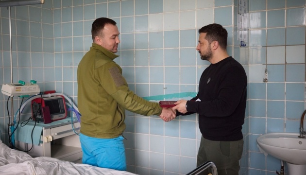 Zelensky visits wounded soldiers in Donetsk region