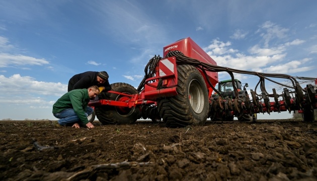 В Україні вже посіяли понад 12 мільйонів гектарів зернових та олійних