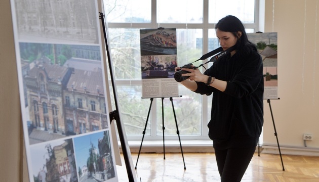 Une exposition montrant des photos des objets culturels détruits de Marioupol s’ouvre à Kyiv 