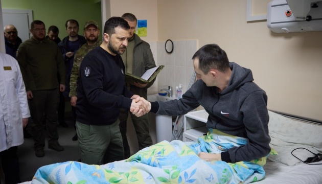 Zelensky visits wounded soldiers in healthcare facility in Poltava region
