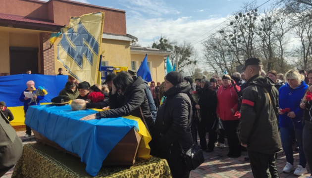 拘束時にオレニウカで殺害されたアゾフ連隊隊員の告別式、ウクライナ中部で開催