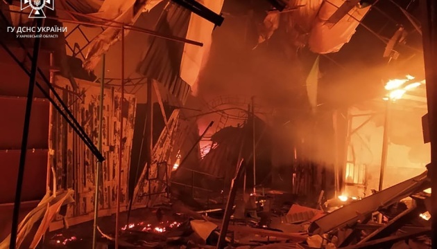Ворог завдав авіаудару по центру Вовчанська: на ринку сталася масштабна пожежа