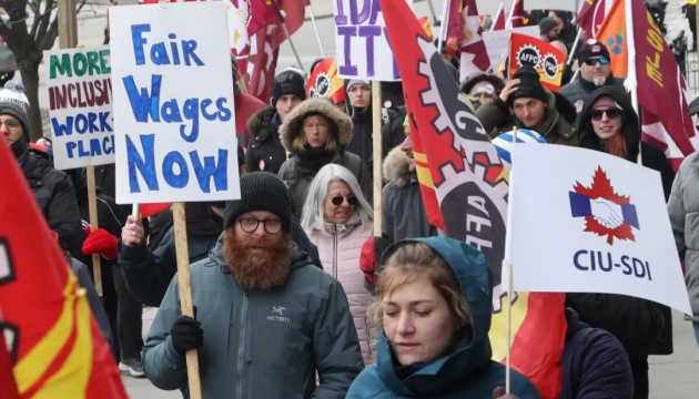 Сто тисяч канадських держслужбовців вийшли на страйк
